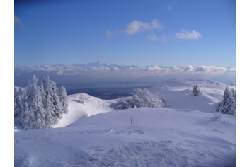 Vue sur la chaîne du Mont Blanc l'hiver A ROSAY